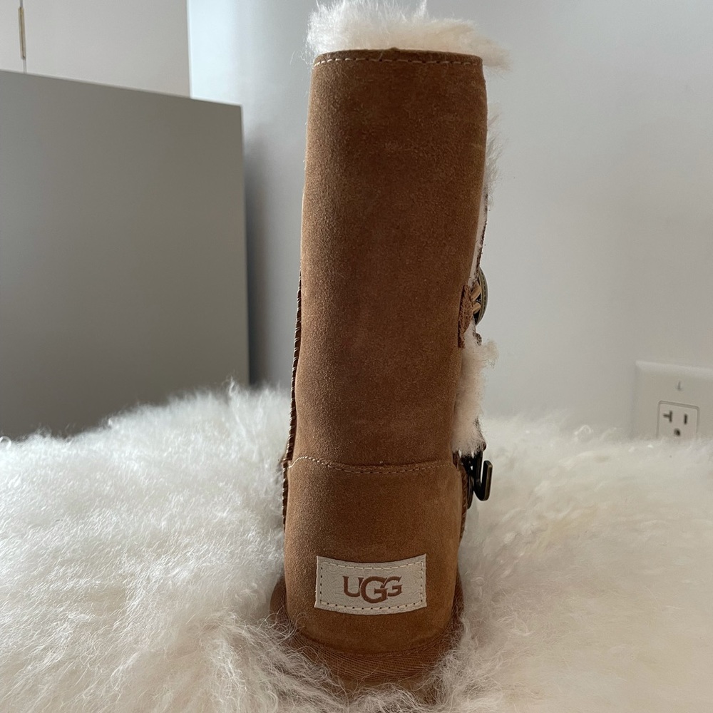 UGGS - Picture 2 of 7